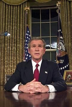 US-Präsident George W. Bush kündigt weniger als zweieinhalb Stunden nach Ablauf des Ultimatums an Saddam Hussein am 19.3.2003 im Oval Office im Weißen Haus in Washington einen umfassenden Krieg gegen den Irak an (Archivfoto). Am 20. März 2003 griffen die USA und Großbritannien ohne UN-Mandat den Irak an. Nach dreiwöchigem Krieg war das Regime von Präsident Saddam Hussein gestürzt. Am 1. Mai erklärte US-Präsident George Bush die «größeren Kampfhandlungen» für beendet. Seitdem tobt ein Guerillakrieg gegen die Besatzer. Hauptgrund für den dritten Golfkrieg war die angebliche Bedrohung durch irakische Massenvernichtungswaffen. (Foto: dpa)