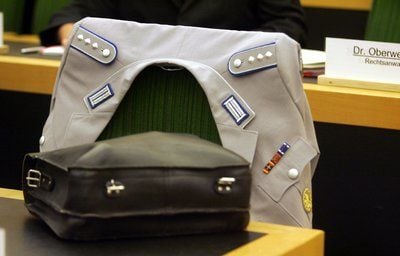 Die Uniformjacke eines Bundeswehr-Hauptmanns hängt über einem Stuhl. (FOTO: DPA)