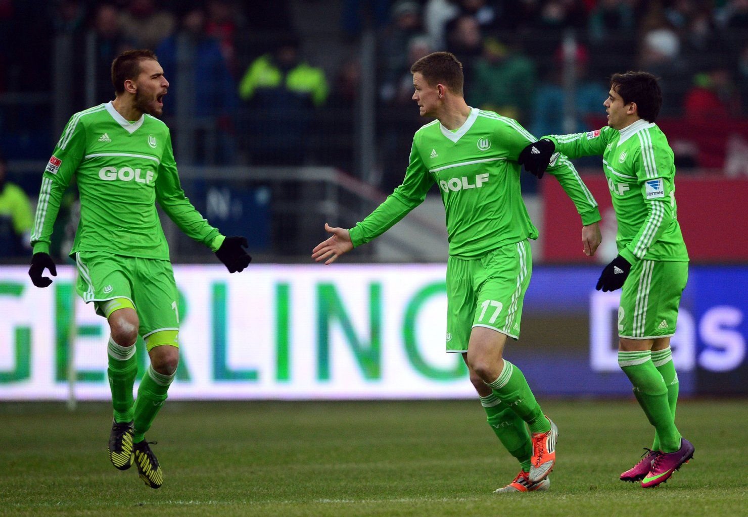 Der Wolfsburger Alexander Madlung (M) bejubelt ein Tor mit Bas Dost (l) und Fagner.