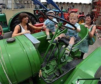 Noah und Noel finden Uropas Traktor große Klasse.