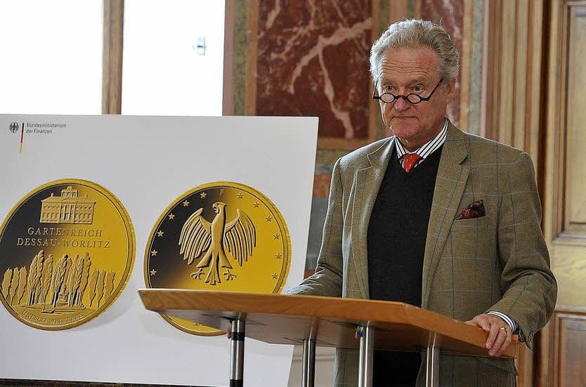 Stiftungschef Thomas Weiß dankt für die Münzprägung.