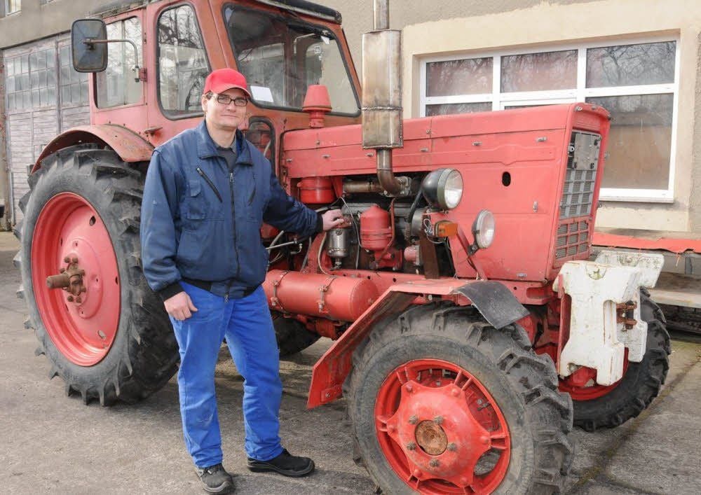 Lars Lorenz mit der neuesten Errungenschaft des Mark Zwuschener Hobby-Schrauber-Vereins, ein Traktor vom Typ MTS 52 „Belarus“. Den nimmt er nun persönlich in Pflege.