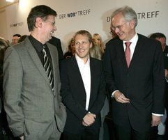 Moderator Günther Jauch (v.l.) und die TV-Entertainer Oliver Pocher und Harald Schmidt sind zu Gast bei der Premiere des «WDR Treff» im Rheinauhafen in Köln. (Foto: dpa)