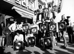 Archivbild vom 26. August 1972 zeigt Les Humphries (3.v.r.mittlere Reihe) und seine Gruppe «Les Humphries Singers» mit fünf Goldenen Schallplatten nach der Verleihung in Kiel. (Foto: dpa)