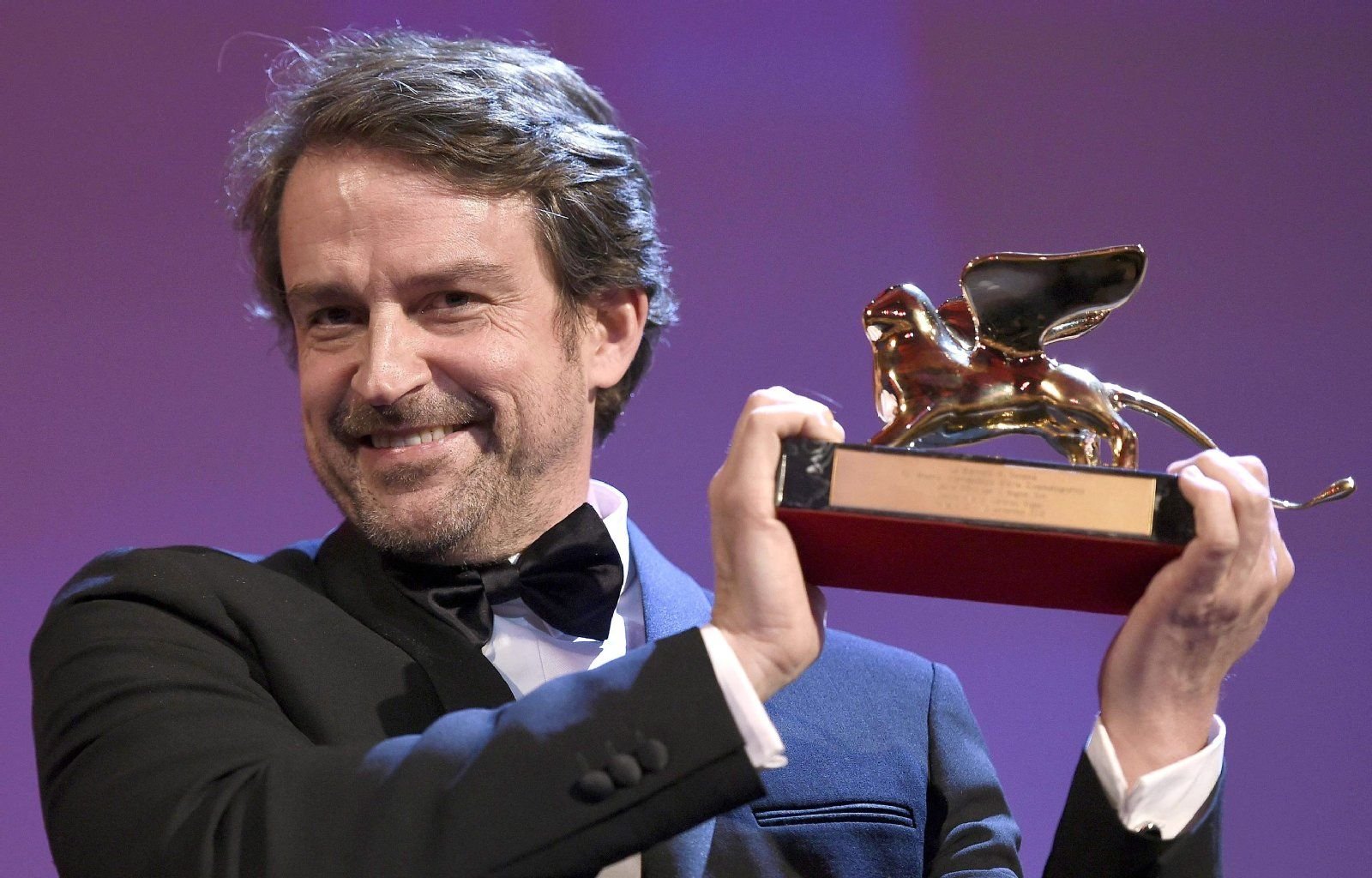 Lorenzo Vigas aus Venezuela mit dem Goldenen Löwen für seinen Film „Desde Allá“.