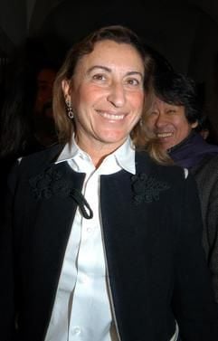 Die italienische Modedesignerin Miuccia Prada während der Modenschau für die Saison Herbst und Winter 2005/06 in Mailand (Foto: dpa)