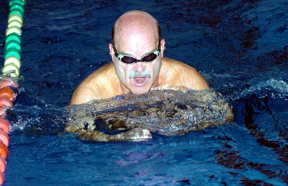 Chemiker Friedrich Motz beim Brustschwimmen
