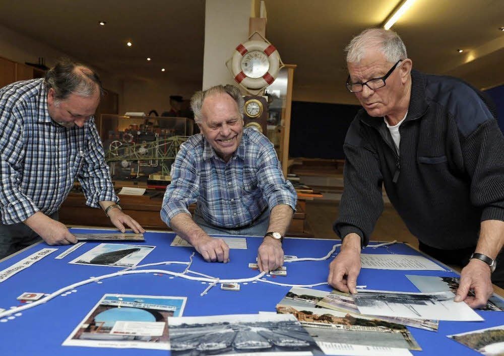 Axel Kaczmarek, Otto-Karl Ihms und Hans Friedrich zeigen auf den Ausstellungstafeln im Roßlauer Schiffermuseum die Ansiedlung und Geschichte von Werften am Elbelauf von Böhmen bis Hamburg auf.