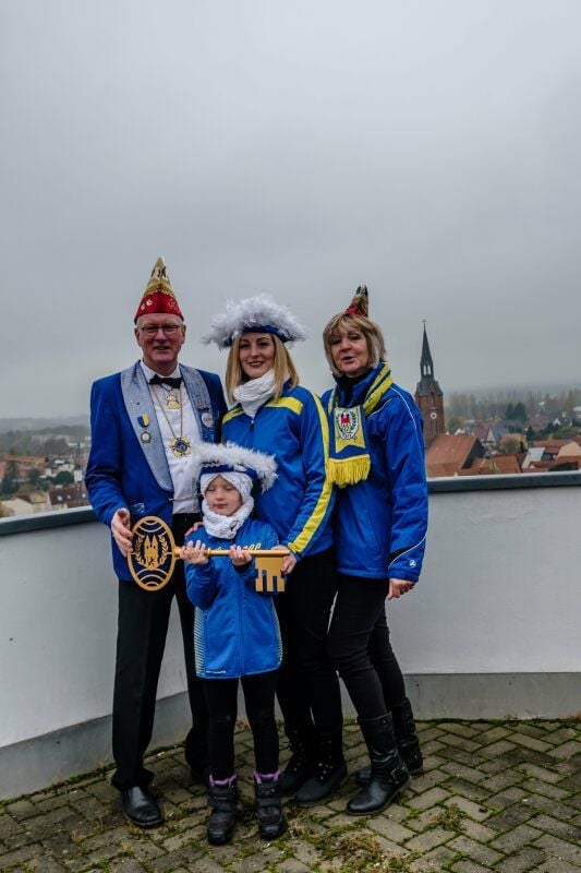 Frank Hünsche, hier mit seiner Familie auf dem Wasserturm, ist Präsident vom Gräfenhainicher Carneval Club.