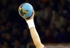 Der Handball klebt an der Hand eines Spielers. (Foto: dpa)