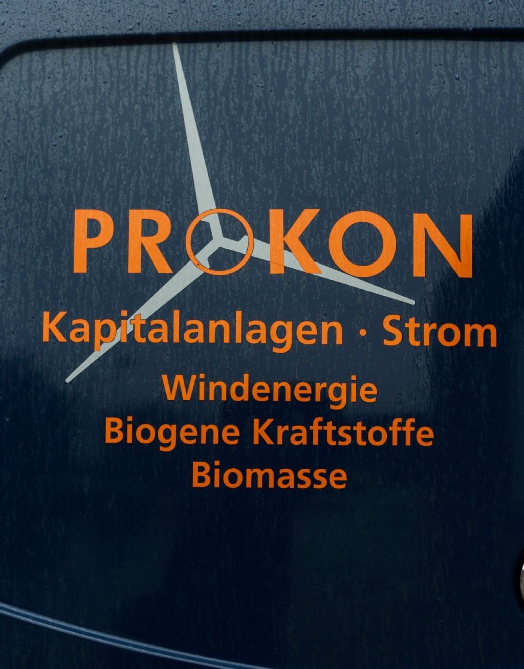 Das Logo der Firma Prokon klebt auf einem Dienstwagen. Die Ökostromfirma Prokon hat ihre Anleger in einem Schreiben vor der Insolvenz gewarnt.