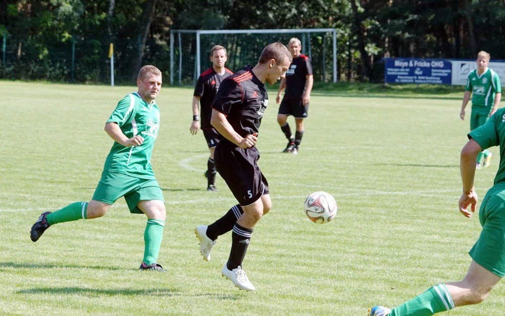 Martin Panterodt, hier vor David Gerbothe am Ball, machte nach seinem Umzugsstress mal eben einen Hattrick für die Landesklasse-Reserve.