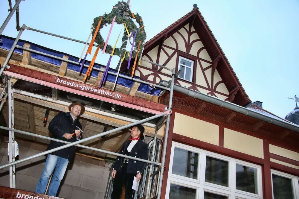 Stolberg: Clemens Ritter von Kempski und Zimmerermeister Steffen Hellmuth (r.) beim Richtspruch vor der „alten“, bereits umgebauten Villa.