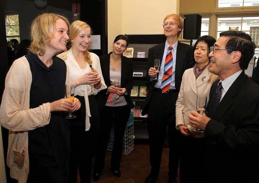 Der Austausch steht im Mittelpunkt, auch bei der Abschlussfeier: Laura Blecken, Eva Zimmermann, Eva Scholz von der Studienstiftung, Christian Oberländer, Minori Murata und Takayuki Miyashita, Gesandter der japanischen Botschaft, im Gespräch (v. l. n. r.)