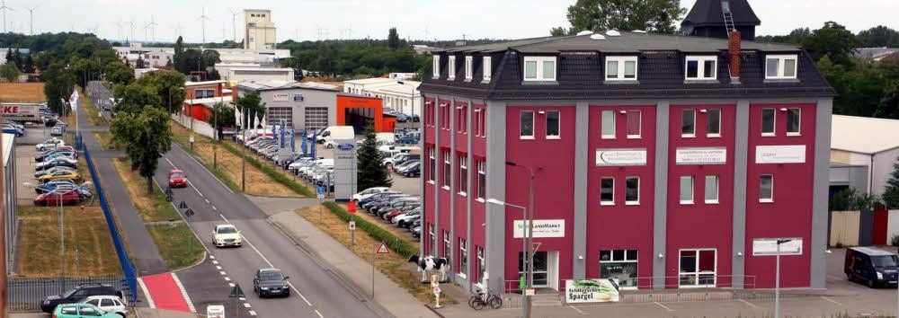 An der Hauptverkehrsader, der B 187, haben sich mehrere Unternehmen angesiedelt.