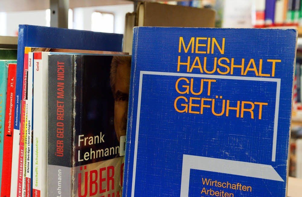„Mein Haushalt gut geführt“ - ein Handbuch für Merseburg? In jedem Fall drohen der Bibliothek Einschnitte.