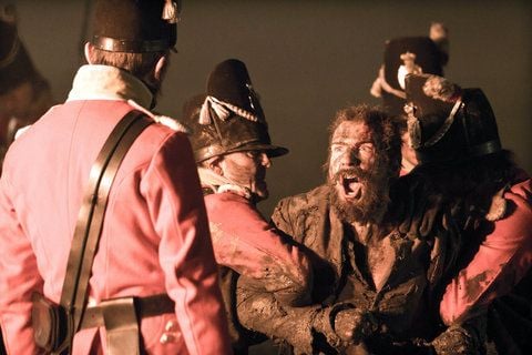 Der Schauspieler Ralph Fiennes als Magwitch im Kinofilm «Große Erwartungen». (FOTO: DPA)