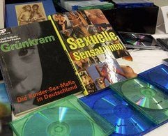 Beschlagnahmte Bücher und CD-Rom liegen im Landeskriminalamt Sachsen-Anhalt. (Foto: ddp)