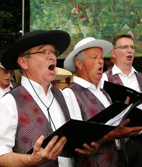 Auch in Spanien wird gern Wein getrunken, das hat den Männerchor inspiriert, im Kürungsprogramm „Eviva Espania“ zu singen. Paula und Paula aus „Knuds Kinderland“ möchten auch gern mal Jessener Weinprinzessinnen werden. Der Vorstandsvorsitzende des Weinbauverbands Sachsen, Christoph Reiner (rechtes Bild, rechts) und der Präsident des Weinbauverbandes Saale-Unstrut, Siegfried Boy, freuten sich auf die edlen Tropfen in Jessen.