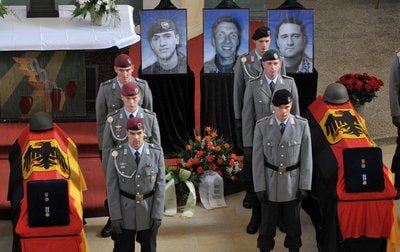Die Särge der getöteten Bundeswehr-Soldaten sind in der Stadtkirche in Bad Salzungen vor dem Altar aufgestellt. (FOTO: DPA)
