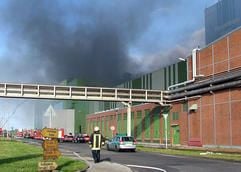 Ein Großbrand in einem Krefelder Stahlwerk hat am Donnerstag (22. Juni) sechs Menschen verletzt und nach ersten Schätzungen mehr als 100 Millionen Euro Schaden verursacht. (Foto: dpa)