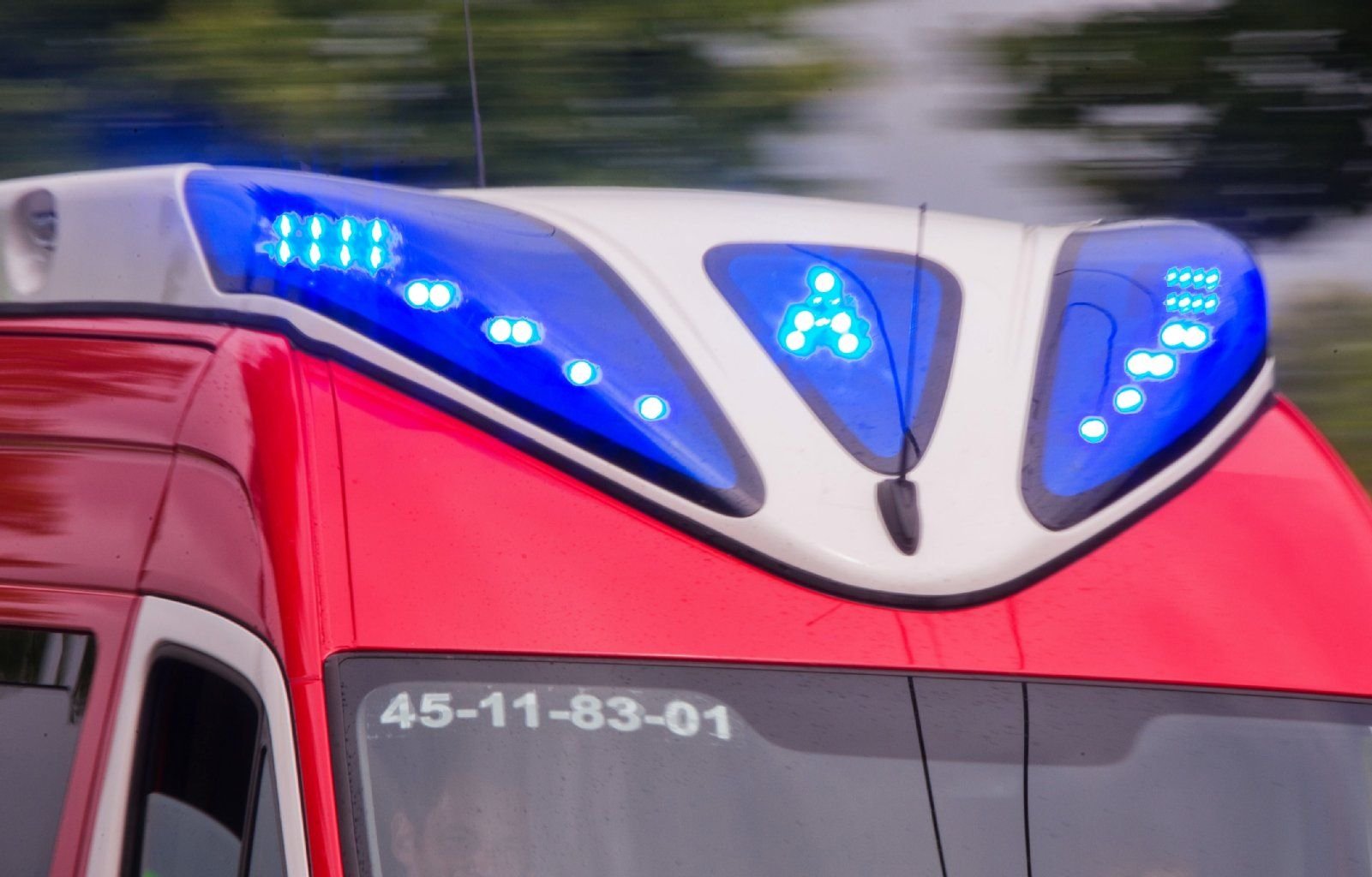 Ein Rettungswagen fährt mit Blaulicht zu einer Unfallstelle.