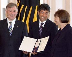 Bundespräsident Horst Köhler (l.) verleiht zusammen mit seiner Frau Eva im Schloss Bellevue in Berlin den Verdienstorden der Bundesrepublik Deutschland an den Physiker Ranga Yogeshwar. Yogeshwar wurde für die Moderationen der Wissenschaftssendungen «W wie Wissenschaft» und «Quarks und Co» ausgezeichnet. (Archivfoto: dpa)