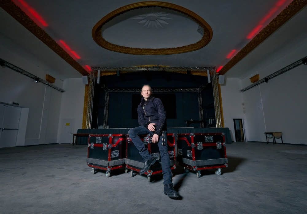Jahrelang stand er leer, nun darf im Saal des Capitol wieder getanzt werden. Richard Ruppl lädt als neuer Betreiber im April zur Eröffnungsparty.