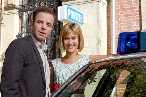 Die Schauspieler Felix Eitner als Hauptkommissar Paul Kleinert und Wolke Hegenbarth als Klara Degen - die Hauptdarsteller der ARD-Vorabendserie «Heiter bis tödlich - Alles Klara». (ARCHIVFOTO: DPA)