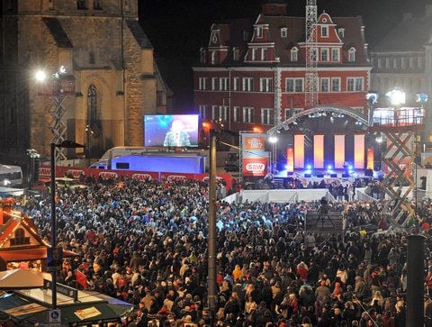 Tausende Hallenser verfolgen am 12. Februar 2011 die Außenwette von «Wetten, dass..?» auf dem Marktplatz in Halle. (FOTO: DPA)