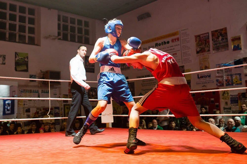 Janik Seidewitz (l.) wurde für seinen Kampf zum besten Boxer in Bitterfeld gewählt.