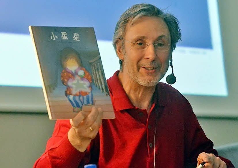 Klaus Baumgart liest aus "Lauras Stern".