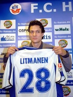 Der 93-fache finnische Nationalspieler Jari Litmanen hält auf einer Pressekonferenz in Rostock als neuer Spieler des Fußball-Bundesligisten Hansa Rostock sein Trikot in die Kameras. (Foto: dpa)