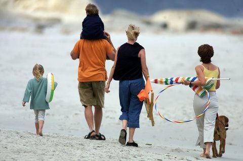 Wer einen Familienurlaub plant, sollte sich rechtzeitig um einen Reisepass für alle Familienmitglieder kümmern. (FOTO: DPA)