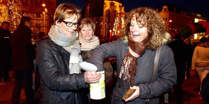 Elke Blume (l.) verkauft die ersten Tombolalose zugunsten der Sanierung des Klosters St. Claren. Am Sonntag gibt es zur Höfischen Weihnacht im Kloster weitere Lose, jedes zweite von 1 000 Stück gewinnt.