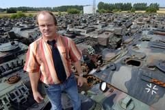 Inmitten dutzender gepanzerter Fahrzeuge steht Geschäftsführer Peter Koch am 27.07.2005 auf dem Firmengelände der Battle Tank Dismantling GmbH (BTD) im thüringischen Rockensußra. (Foto: dpa)