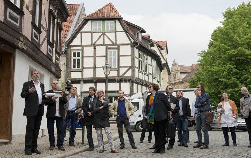 Klaus-Dieter Plate von der Baubecon führte durch die Altstadt und zeigte Objekte, die saniert wurden oder noch zu sanieren sind.