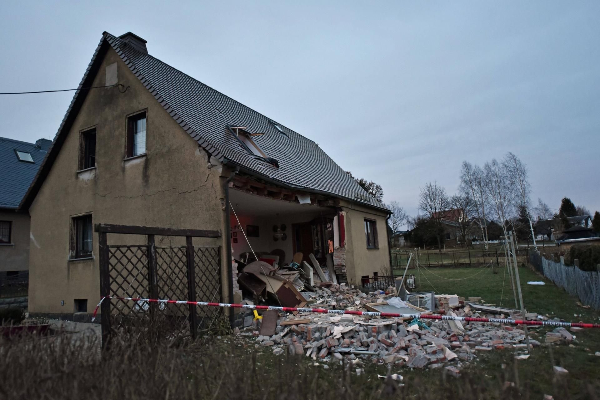 Ein 29-jähriger Hausbewohner wurde bei einer Explosion in Neukirch schwer verletzt.