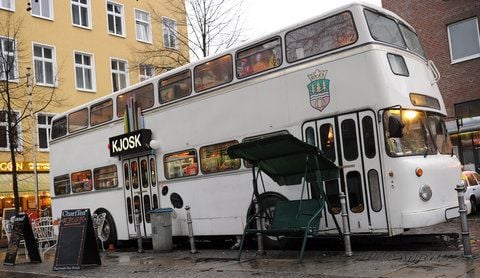 Ein zum Kiosk umfunktionierter Doppeldecker «Kjosk» steht in Berlin Kreuzberg. (FOTO: DPA)