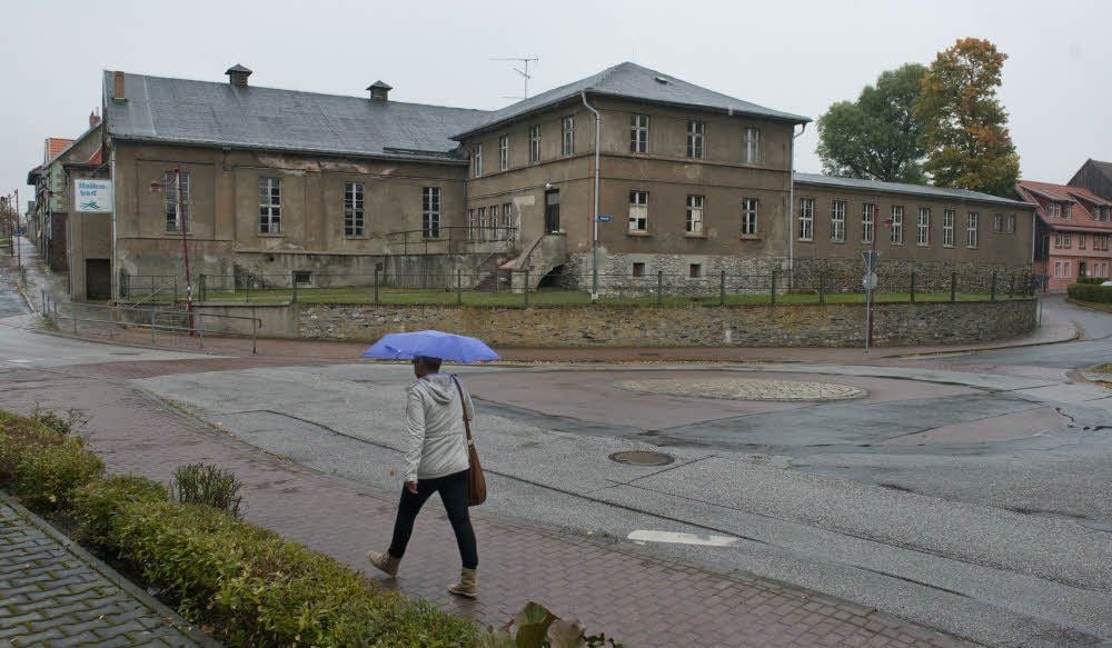 Die Fassade des an der Harzgeröder Bergstadt gelegenen Gebäudes lässt es nicht vermuten, aber hinter ihr verbirgt sich ein zwar mit baulichen Problemen behaftetes, aber schönes kleineres Hallenbad.