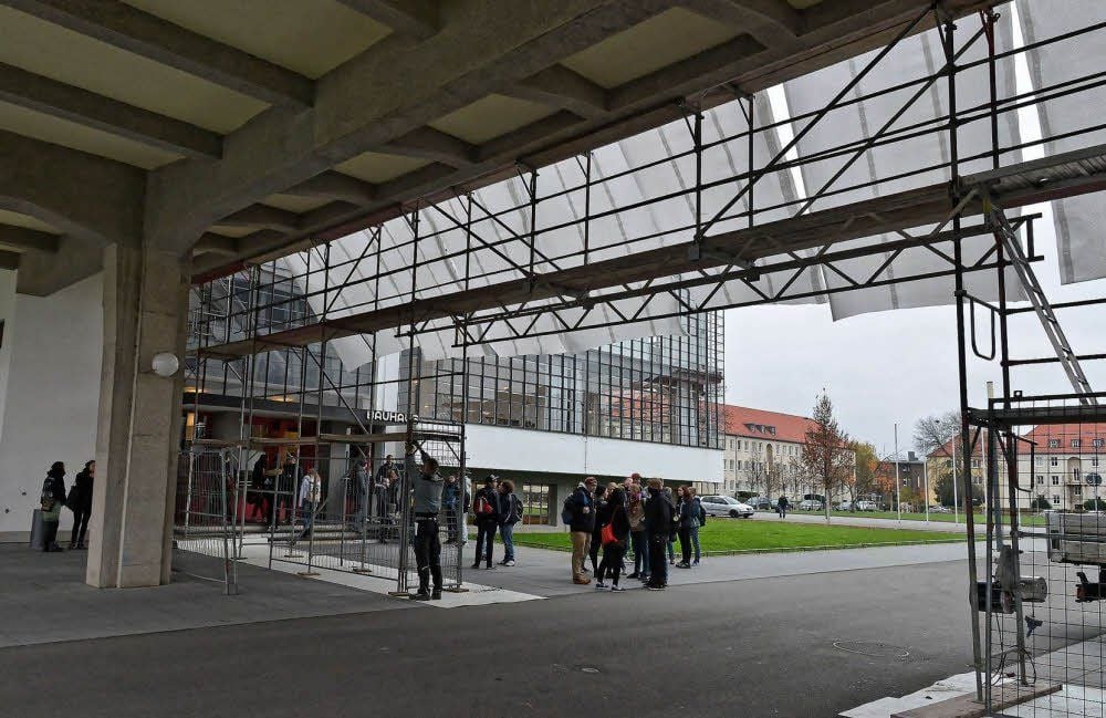 Die Bauhaus-Brücke ist eingerüstet.