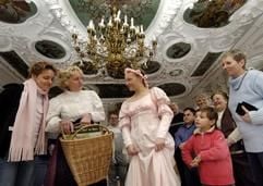 Als Gräfin Juliana von Stolberg steht am Mittwoch (28.12.2005) Anne Brocke (M.) mit der als Stolberger Kiepenfrau bekleideten Stadtführerin Elke Franke (2.v.l.) und Besuchern bei einer Stadtführung im Großen Tafelsaal des Schlosses Stolberg/Harz. (Foto: dpa)