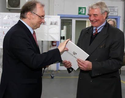 Ministerpräsident Reiner Haseloff (links im Bild) übergibt bei seinem Besuch in Sangerhausen Mifa-Bike-Eigentümer Heinrich von Nathusius den Fördermittelbescheid für den Neubau der Firma.