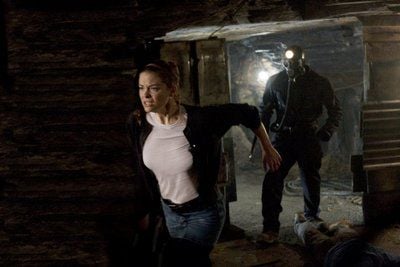 In einer Szene des Film «My Bloody Valentine» flüchtet Sarah (Jaime King) vor einem ominösen Minenarbeiter, der alle zehn Jahre am Valentinstag ein entsetzliches Blutbad in der Bergbau-Stadt Harmony anrichtet. (FOTO: DPA)