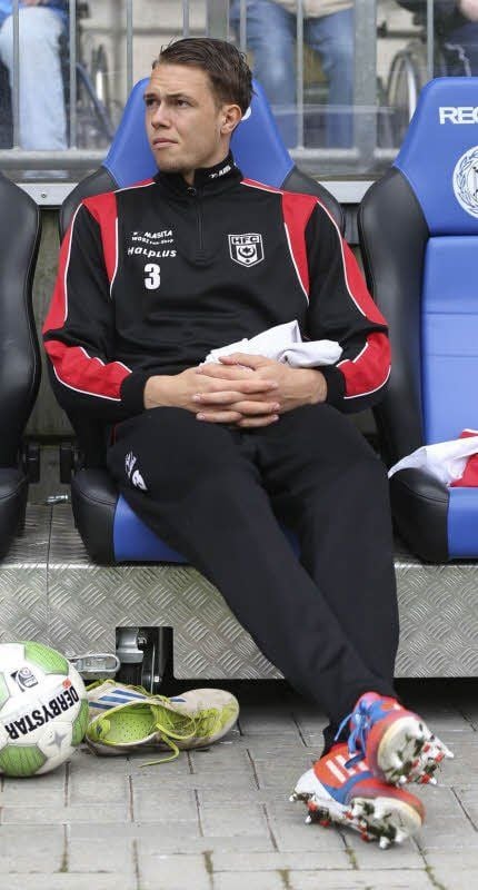HFC-Verteidiger Steven Ruprecht auf der Ersatzbank in Bielefeld.