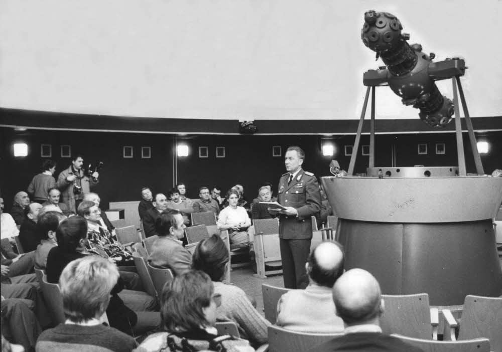 Sigmund Jähn, der erste Deutsche im All, 1988 bei einem Besuch im Planetarium.