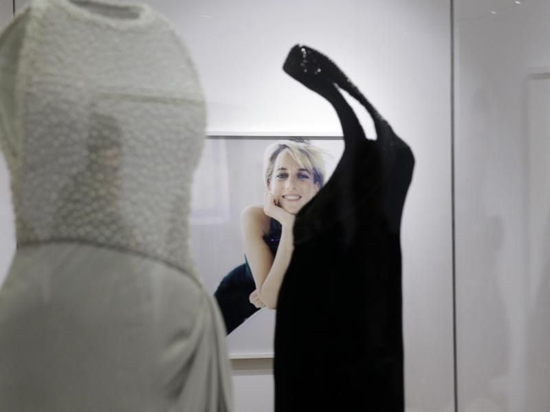 Eine Fotografie von Prinzessin Diana von Mario Testino und zwei ihrer Abendroben gehören zu den Exponaten der Ausstellung „Diana: Her Fashion Story”. Foto: Alastair Grant