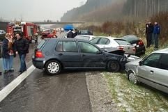 Fahrzeuge liegen am Ostersonntag (11.04.2004) ineinander verkeilt auf der Autobahn A 96 bei Leutkirch. Bei der Massenkarambolage, an der 55 Fahrzeuge beteiligt waren, ist ein Mensch ums Leben gekommen. Unfallursache war offenbar ein starker Graupelschauer, der die Fahrbahn mit Zentimeter hohem Matsch bedeckte. (Foto: dpa)