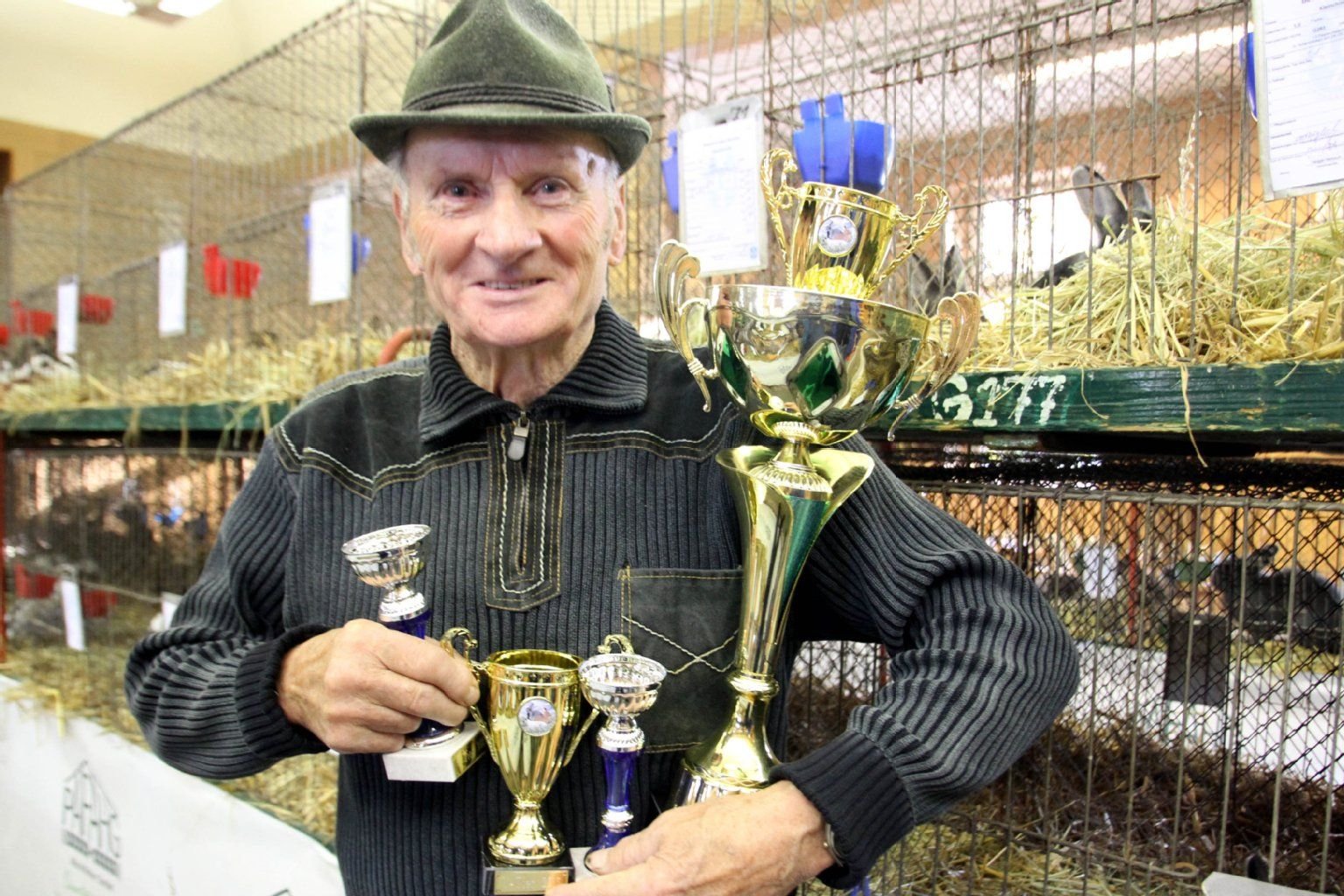 Gerhard Patzer ist 80 Jahre alt und züchtet seit seiner Kindheit Kaninchen. Diesmal räumte er ein halbes Dutzend Pokale ab.