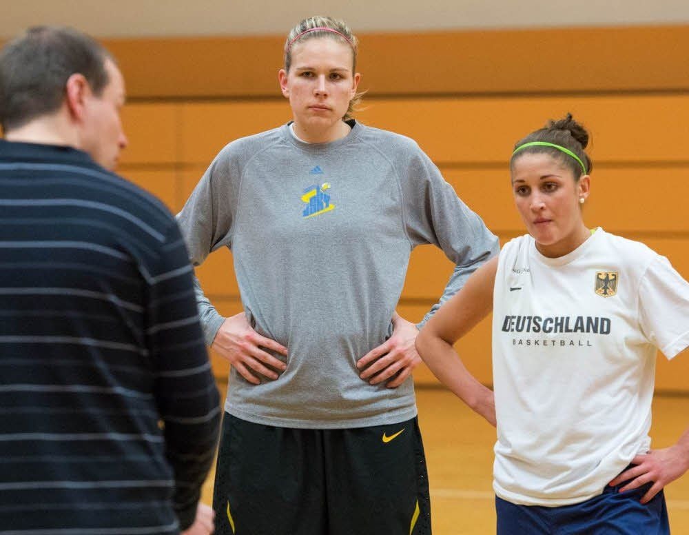 Die Lions-Spielerinnen Julia Gaudermann und Christina Schnorr am Donnerstag im Training bei einer Ansprache von Trainer Patrick Bär (von rechts)